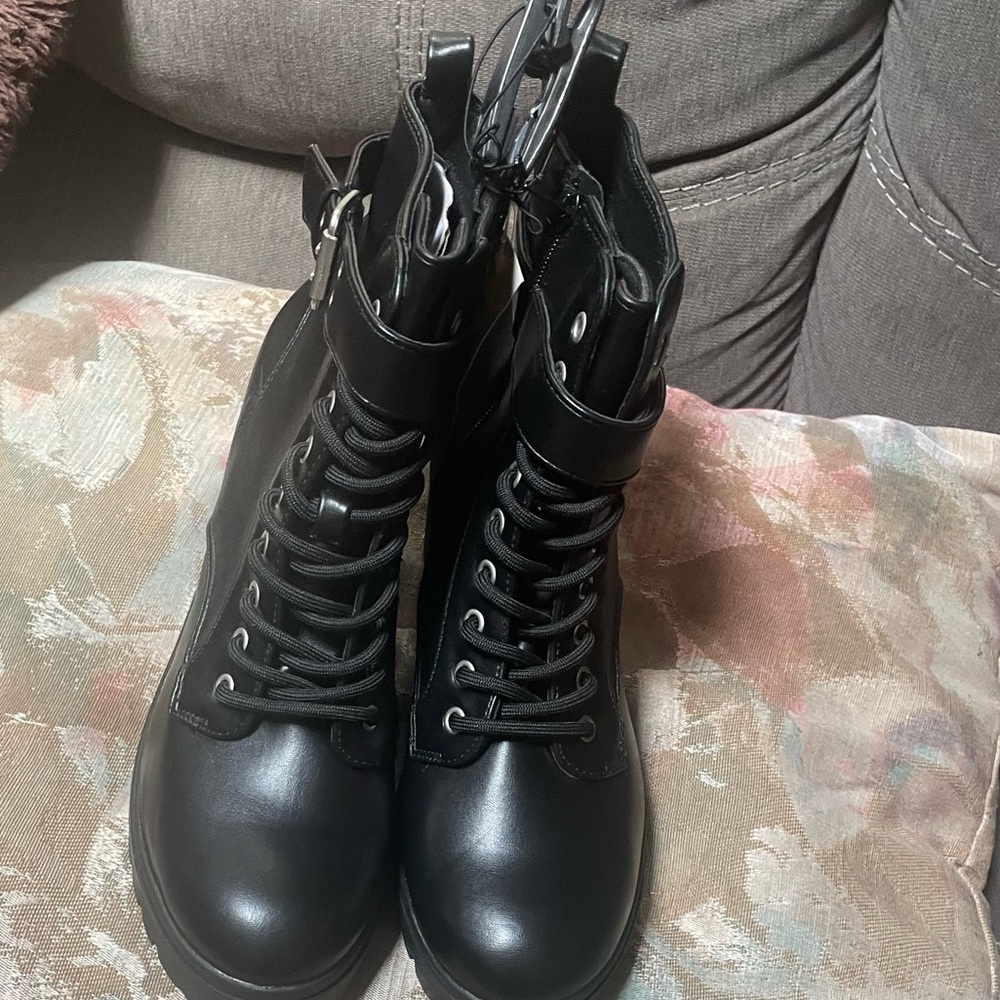 Black Women's Lace-Up Boots